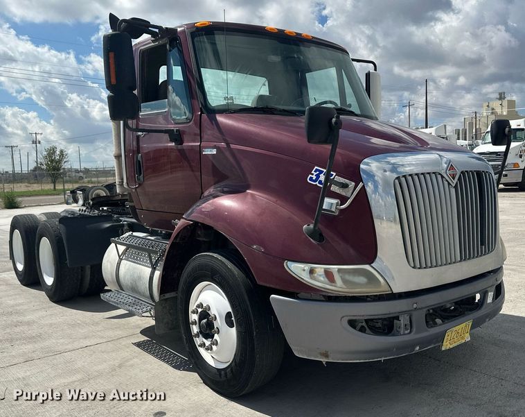 image for item DH1808 2011 International 8600  semi truck