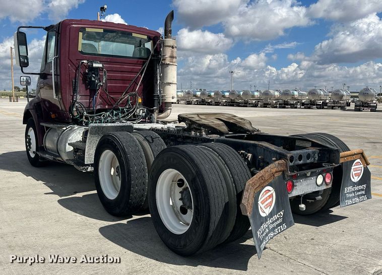 image for item DH1808 2011 International 8600  semi truck