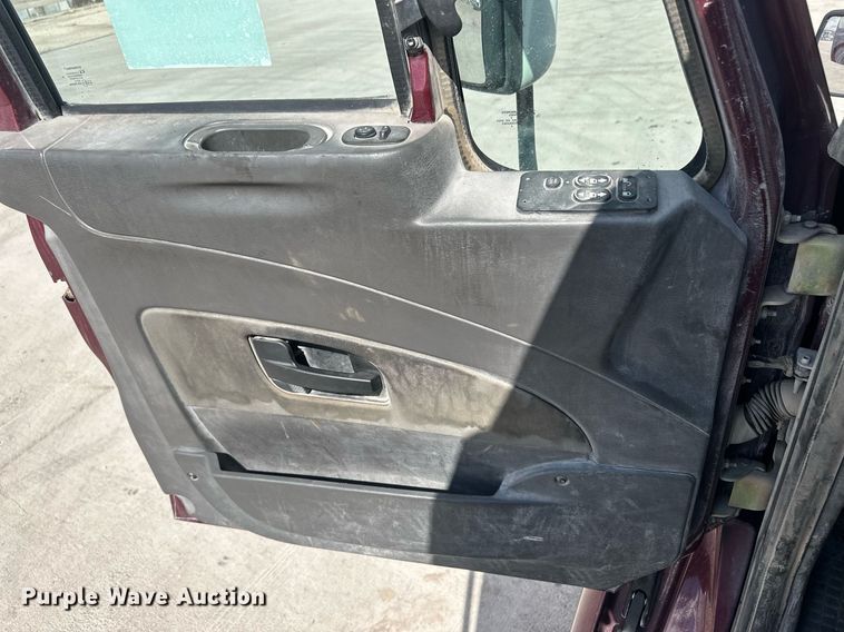 image for item DH1808 2011 International 8600  semi truck