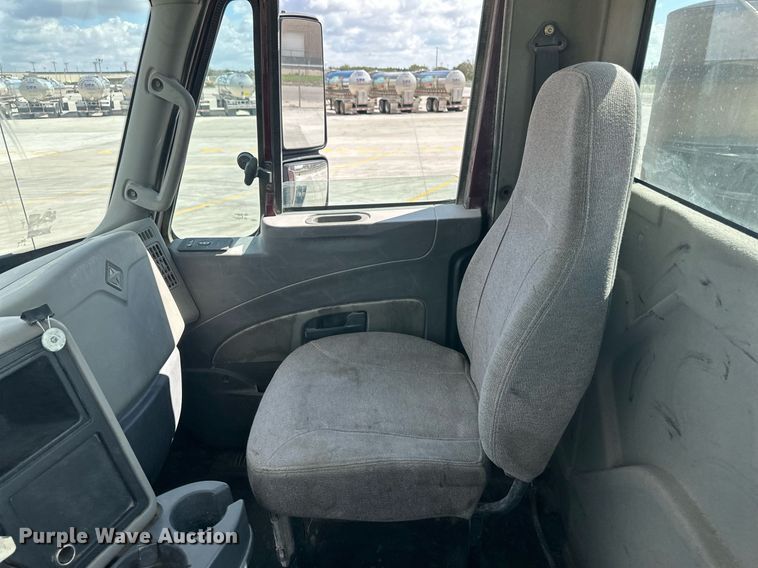 image for item DH1808 2011 International 8600  semi truck