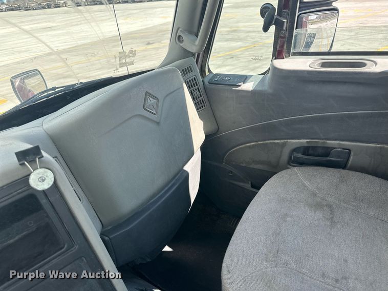 image for item DH1808 2011 International 8600  semi truck