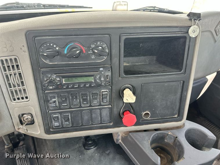 image for item DH1808 2011 International 8600  semi truck