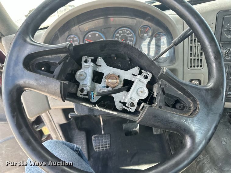 image for item DH1808 2011 International 8600  semi truck