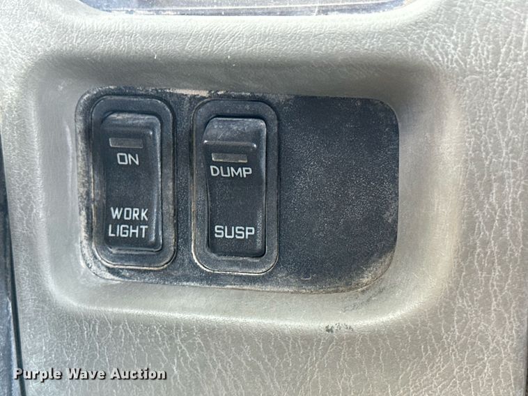 image for item DH1808 2011 International 8600  semi truck