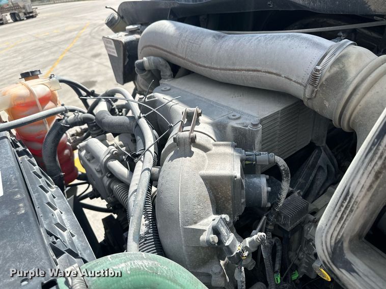 image for item DH1808 2011 International 8600  semi truck