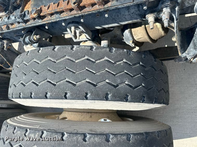 image for item DH1808 2011 International 8600  semi truck