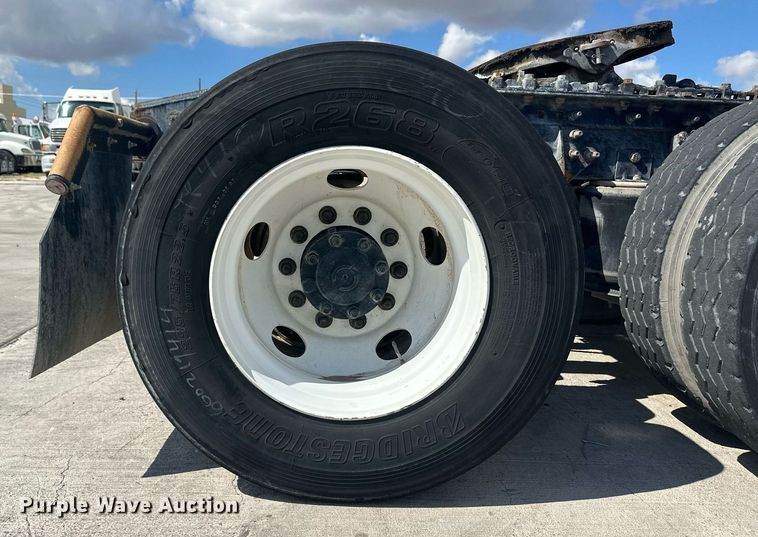 image for item DH1808 2011 International 8600  semi truck