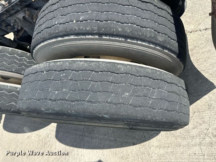 image for item DH1808 2011 International 8600  semi truck