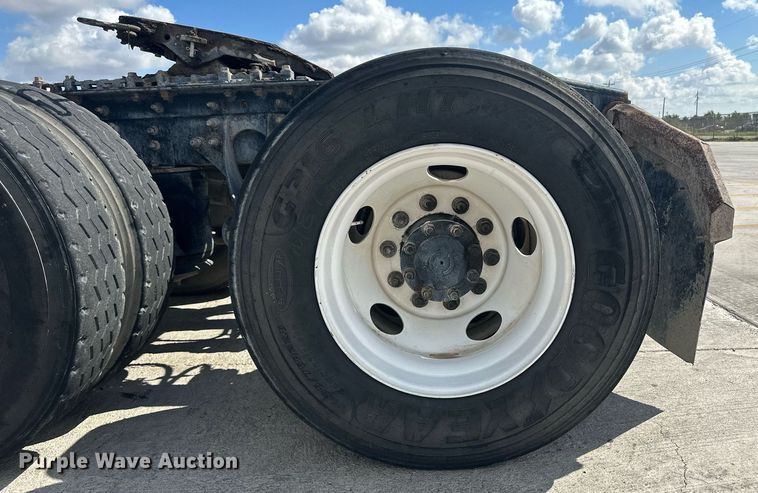 image for item DH1808 2011 International 8600  semi truck