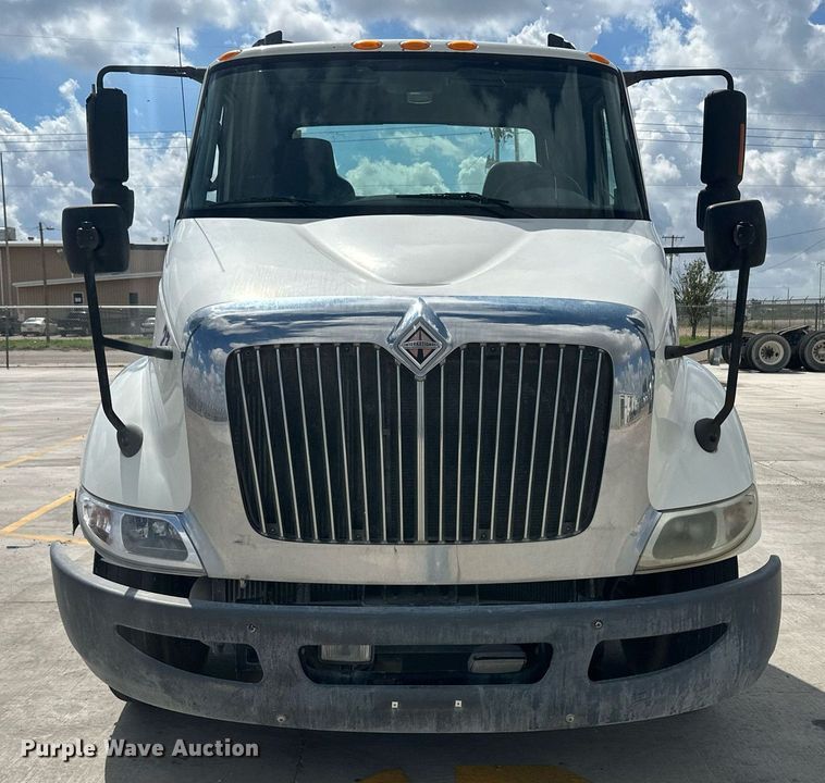 image for item DH1809 2006 International 8600  semi truck