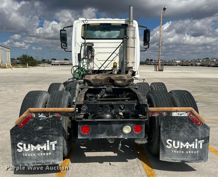 image for item DH1809 2006 International 8600  semi truck