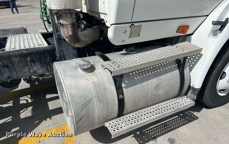 image for item DH1809 2006 International 8600  semi truck