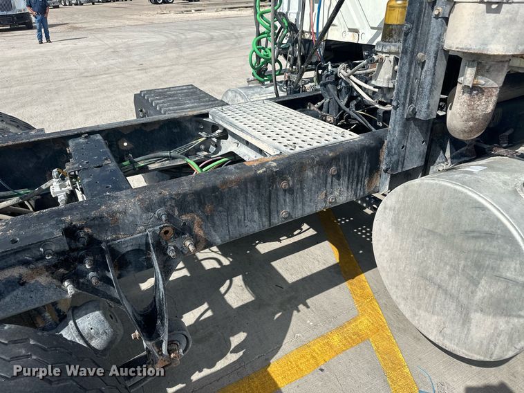 image for item DH1809 2006 International 8600  semi truck