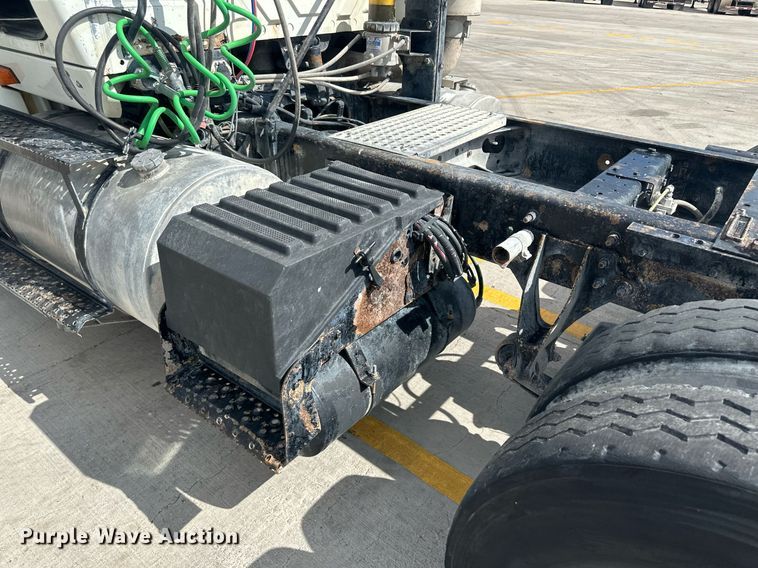 image for item DH1809 2006 International 8600  semi truck