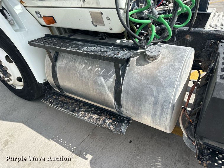 image for item DH1809 2006 International 8600  semi truck