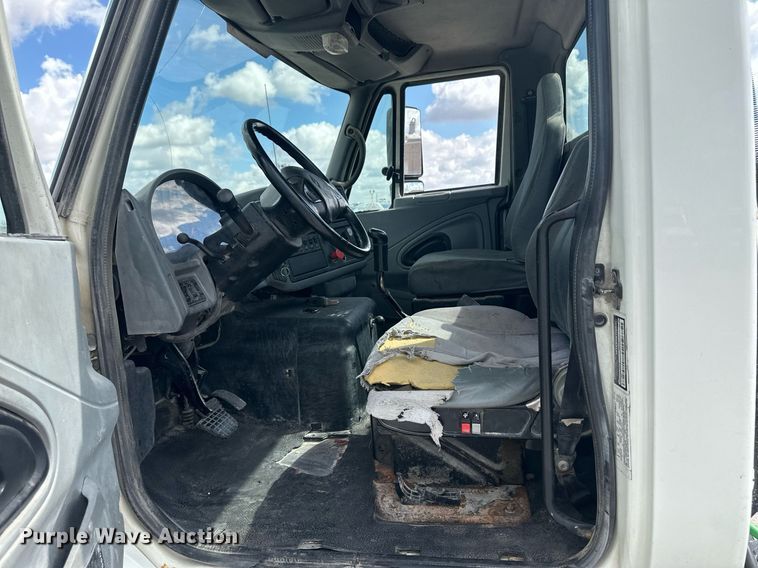 image for item DH1809 2006 International 8600  semi truck