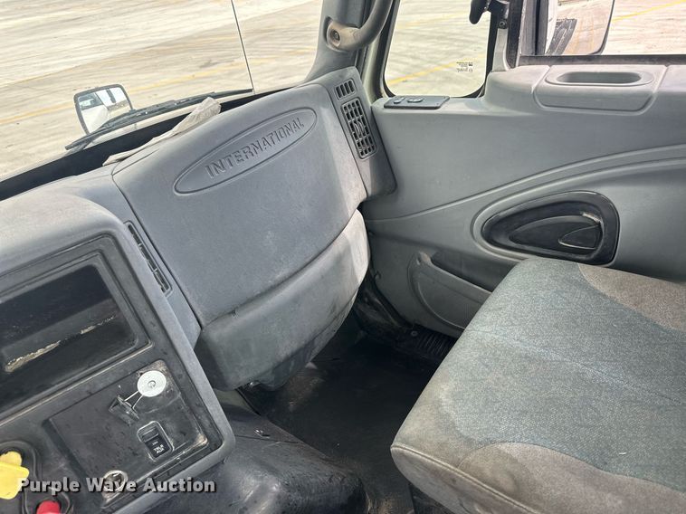 image for item DH1809 2006 International 8600  semi truck