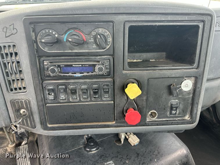 image for item DH1809 2006 International 8600  semi truck