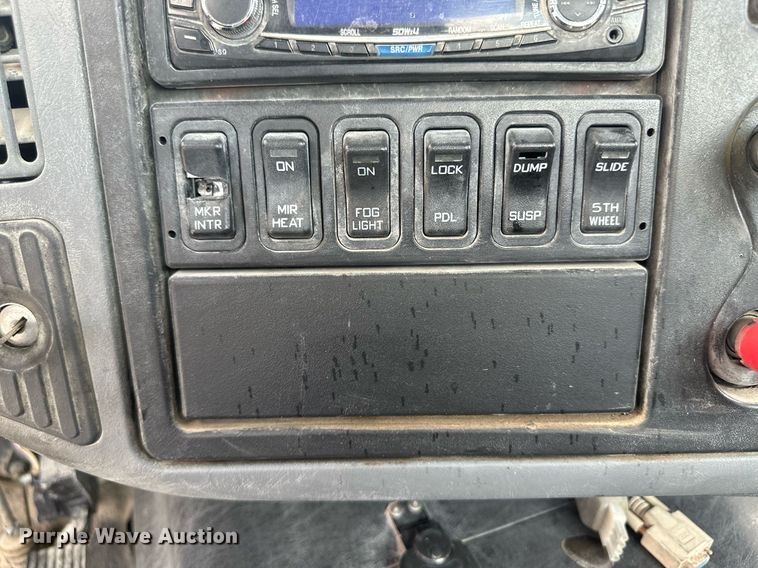 image for item DH1809 2006 International 8600  semi truck