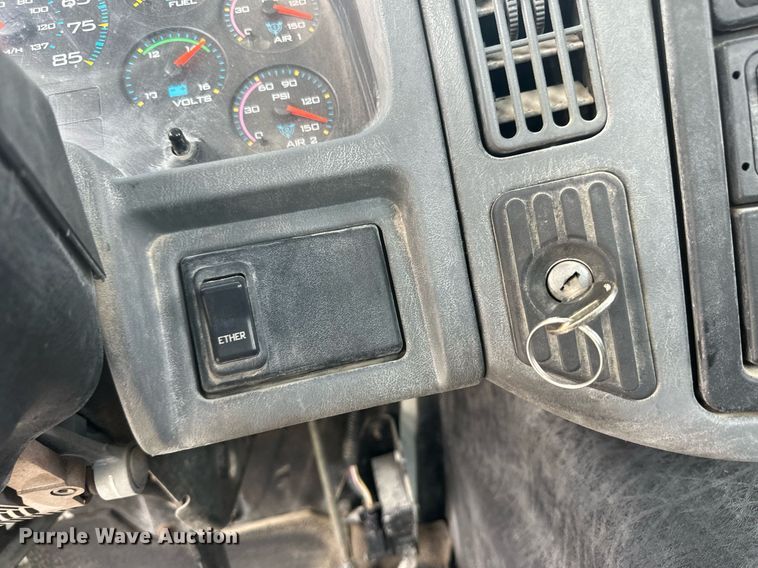 image for item DH1809 2006 International 8600  semi truck