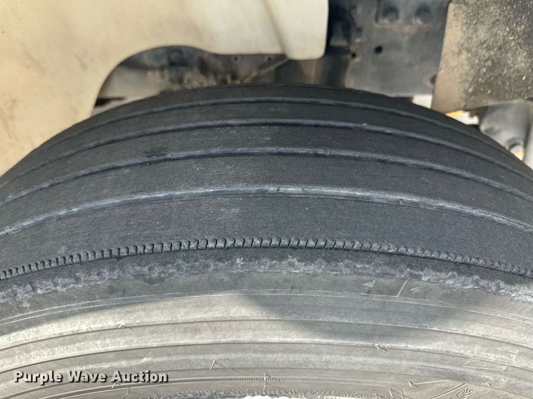 image for item DH1809 2006 International 8600  semi truck