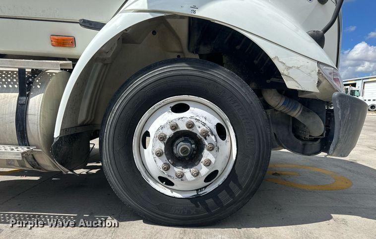 image for item DH1809 2006 International 8600  semi truck