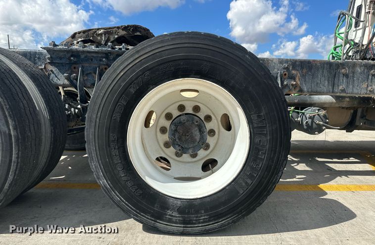 image for item DH1809 2006 International 8600  semi truck