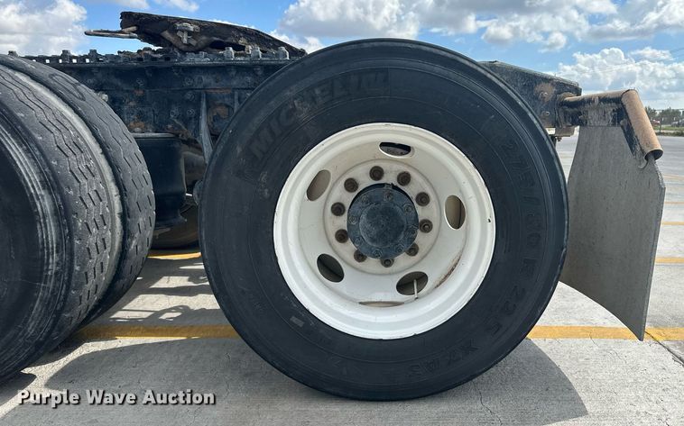 image for item DH1809 2006 International 8600  semi truck