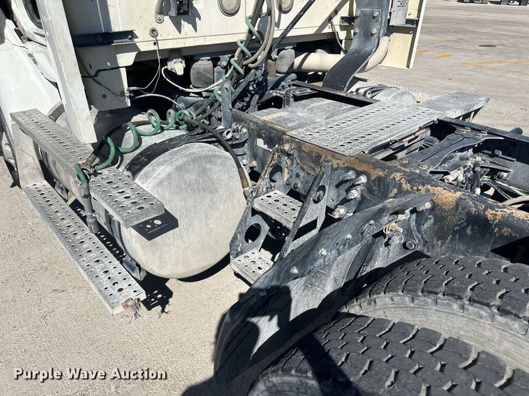 image for item DH1810 2007 Sterling AT9500  semi truck