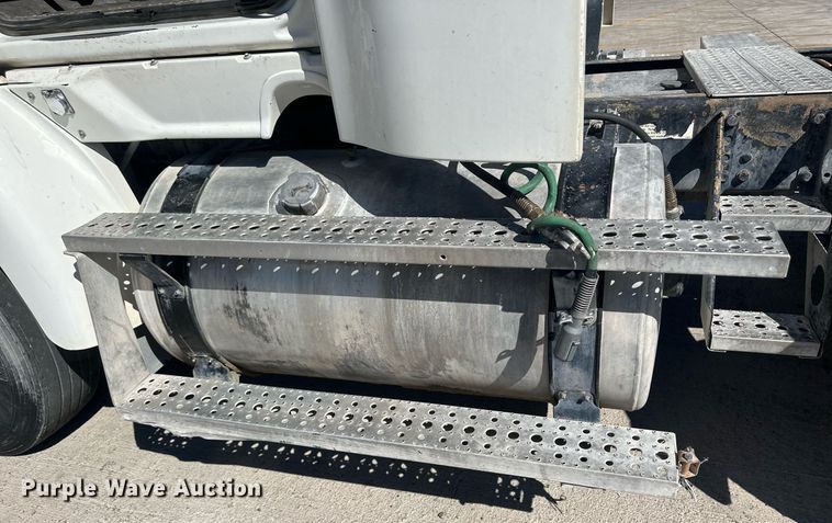 image for item DH1810 2007 Sterling AT9500  semi truck