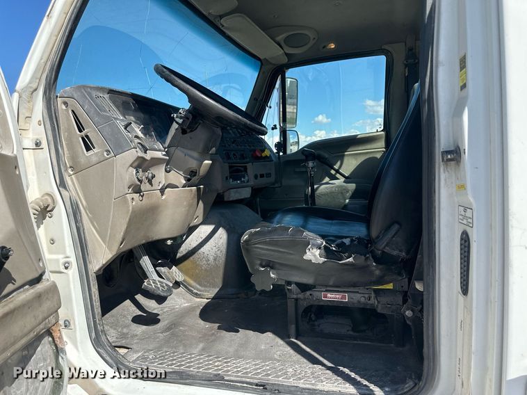 image for item DH1810 2007 Sterling AT9500  semi truck