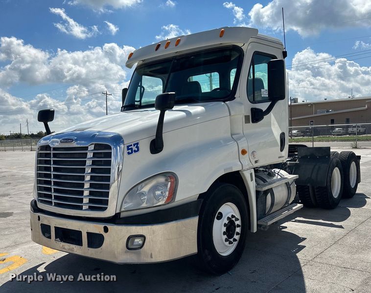 image for item DH1811 2012 Freightliner Cascadia  semi truck