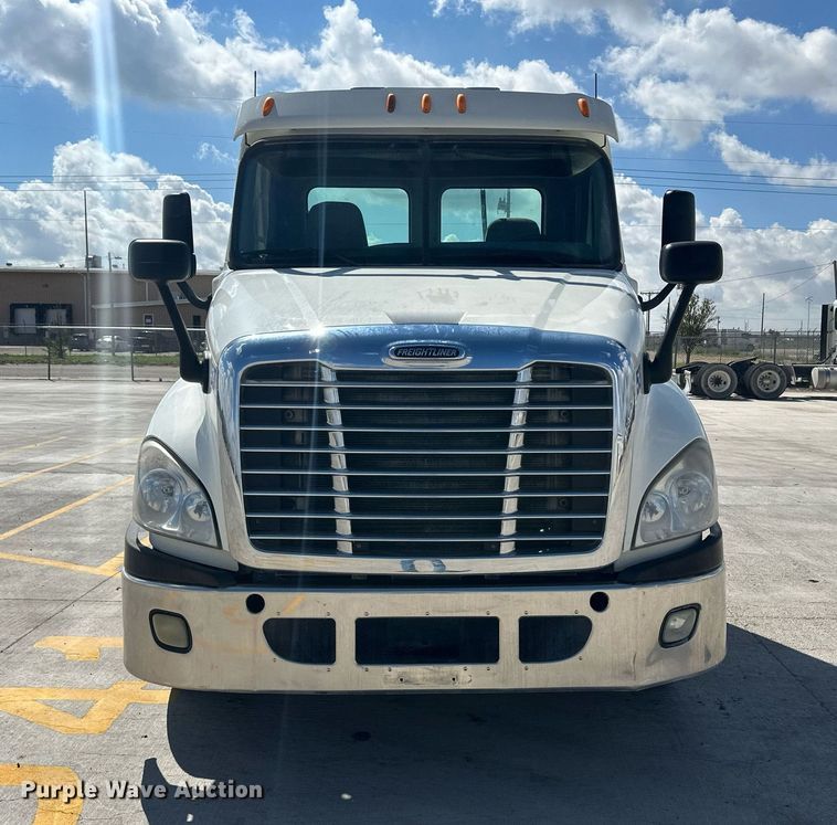 image for item DH1811 2012 Freightliner Cascadia  semi truck