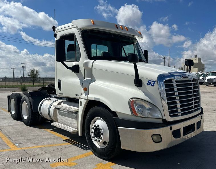 image for item DH1811 2012 Freightliner Cascadia  semi truck