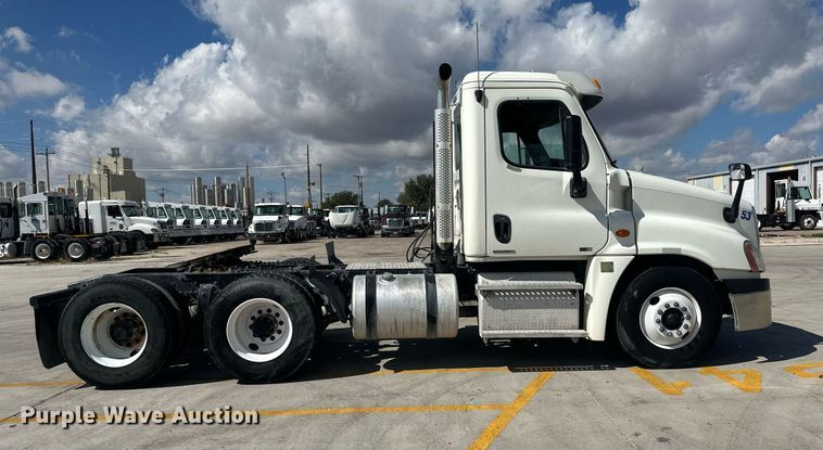 image for item DH1811 2012 Freightliner Cascadia  semi truck