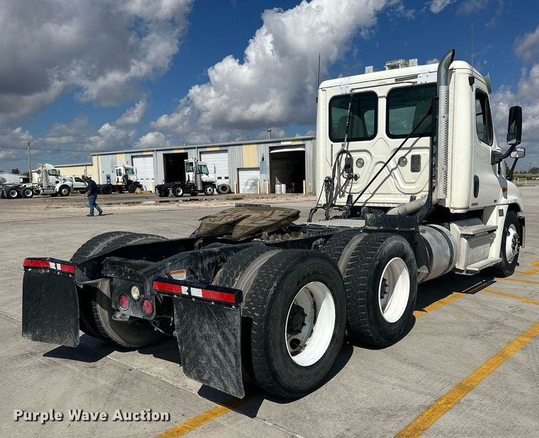 image for item DH1811 2012 Freightliner Cascadia  semi truck