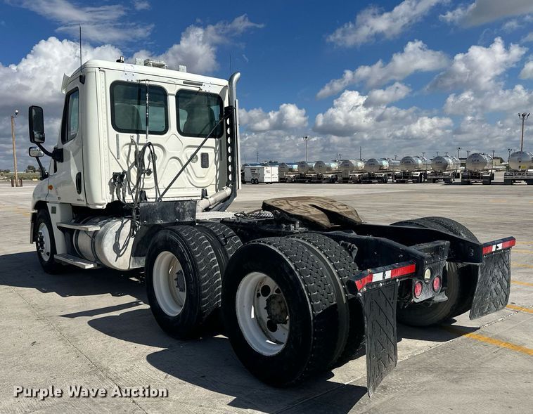 image for item DH1811 2012 Freightliner Cascadia  semi truck