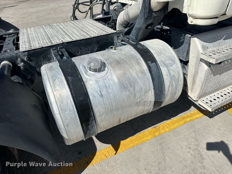 image for item DH1811 2012 Freightliner Cascadia  semi truck