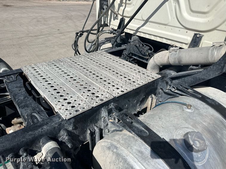 image for item DH1811 2012 Freightliner Cascadia  semi truck