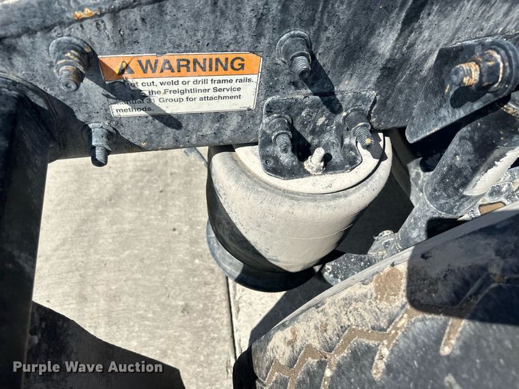 image for item DH1811 2012 Freightliner Cascadia  semi truck