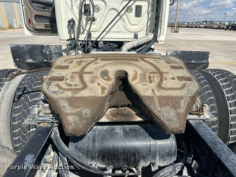 image for item DH1811 2012 Freightliner Cascadia  semi truck