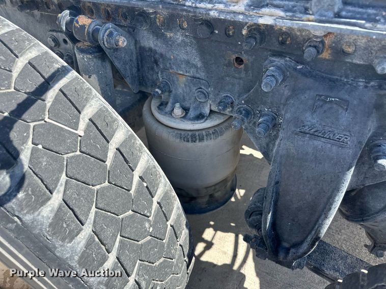 image for item DH1811 2012 Freightliner Cascadia  semi truck