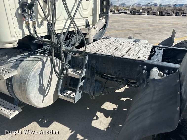 image for item DH1811 2012 Freightliner Cascadia  semi truck