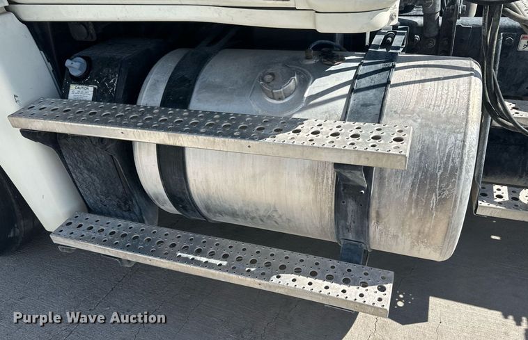 image for item DH1811 2012 Freightliner Cascadia  semi truck