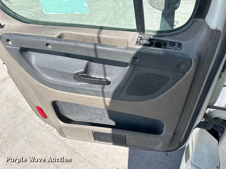 image for item DH1811 2012 Freightliner Cascadia  semi truck