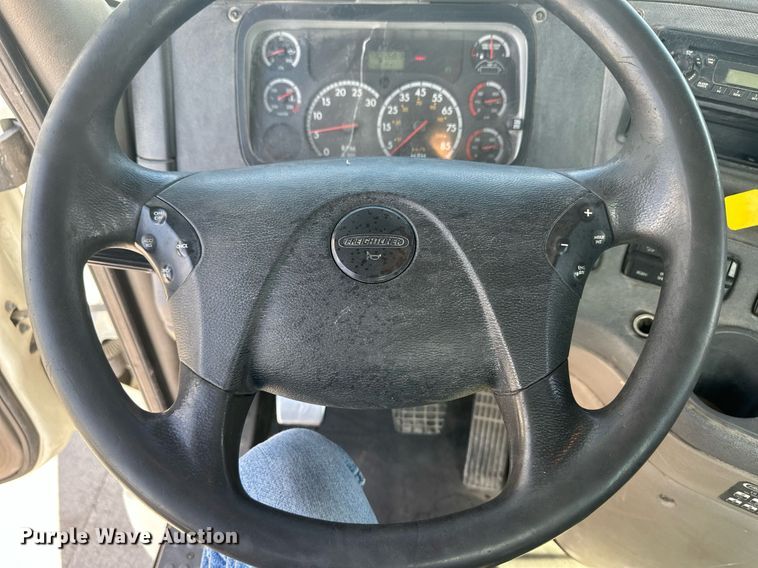 image for item DH1811 2012 Freightliner Cascadia  semi truck