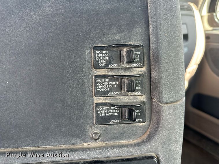 image for item DH1811 2012 Freightliner Cascadia  semi truck