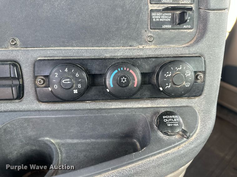 image for item DH1811 2012 Freightliner Cascadia  semi truck