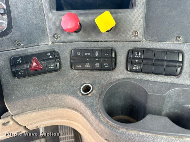 image for item DH1811 2012 Freightliner Cascadia  semi truck