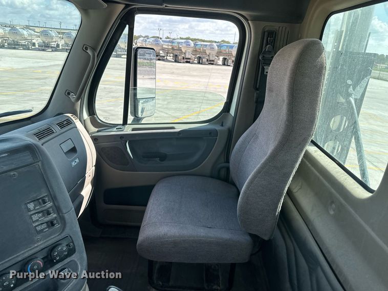 image for item DH1811 2012 Freightliner Cascadia  semi truck